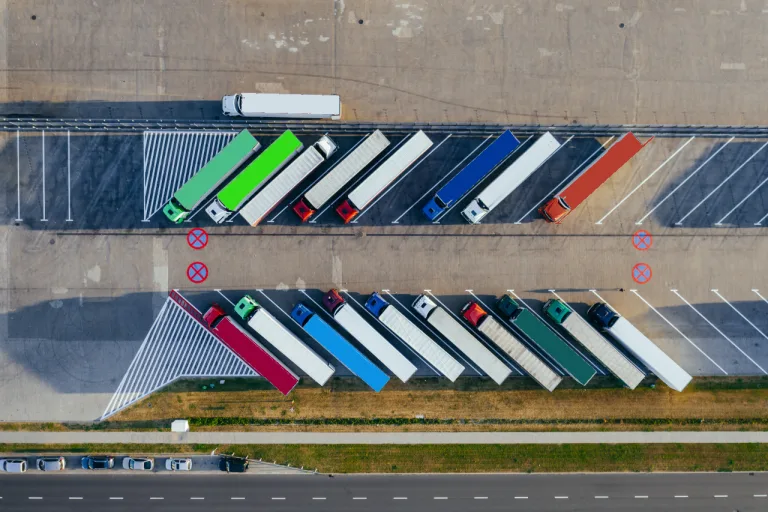 Vrachtwagens op een parkeerplaats langs de snelweg