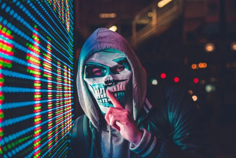 Hacker van logistieke computersystemen