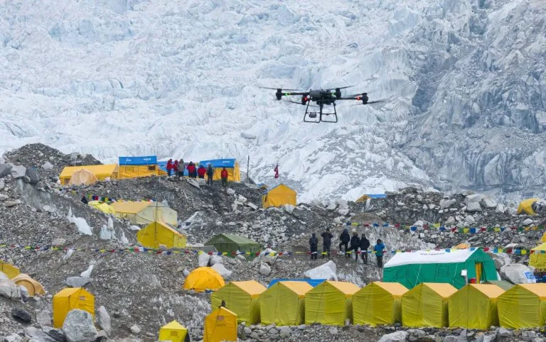 DJI’s succesvolle dronebezorging op Mount Everest: veiligheid en efficiëntie op grote hoogte